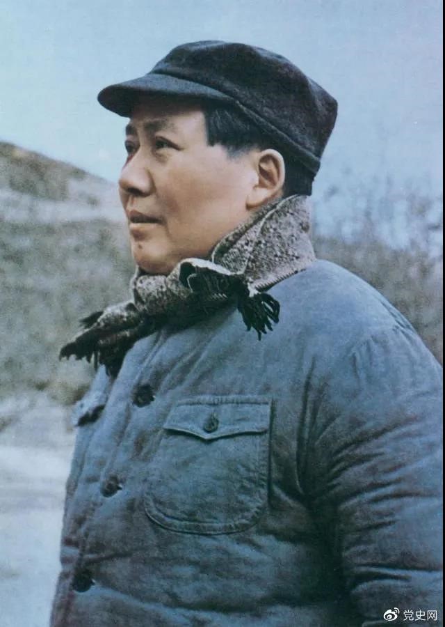 　　1947年3月18日，中共中央機關主動撤離延安。毛澤東和周恩來、任弼時等繼續(xù)留在陜北，指揮全國人民解放戰(zhàn)爭。這是轉戰(zhàn)陜北前夕的毛澤東。